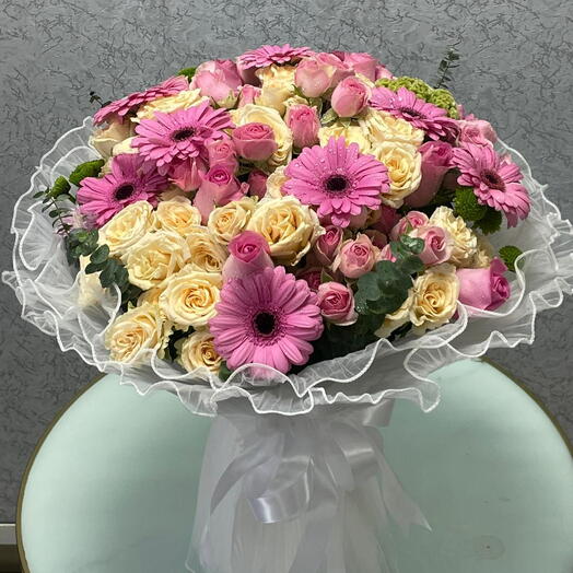 Charming bouquet of vibrant blooms